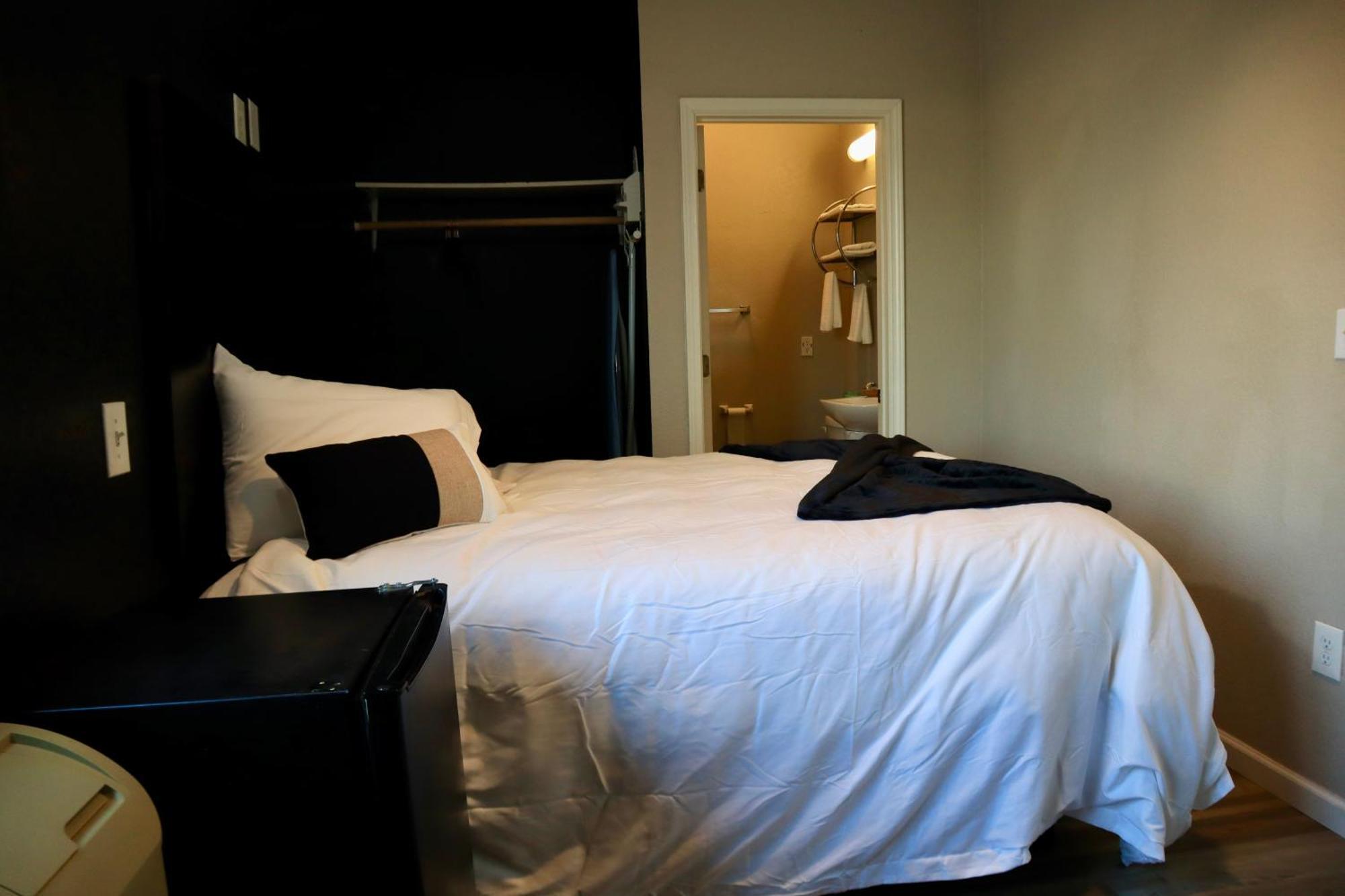 Hotel Dilley Grand Quarto foto